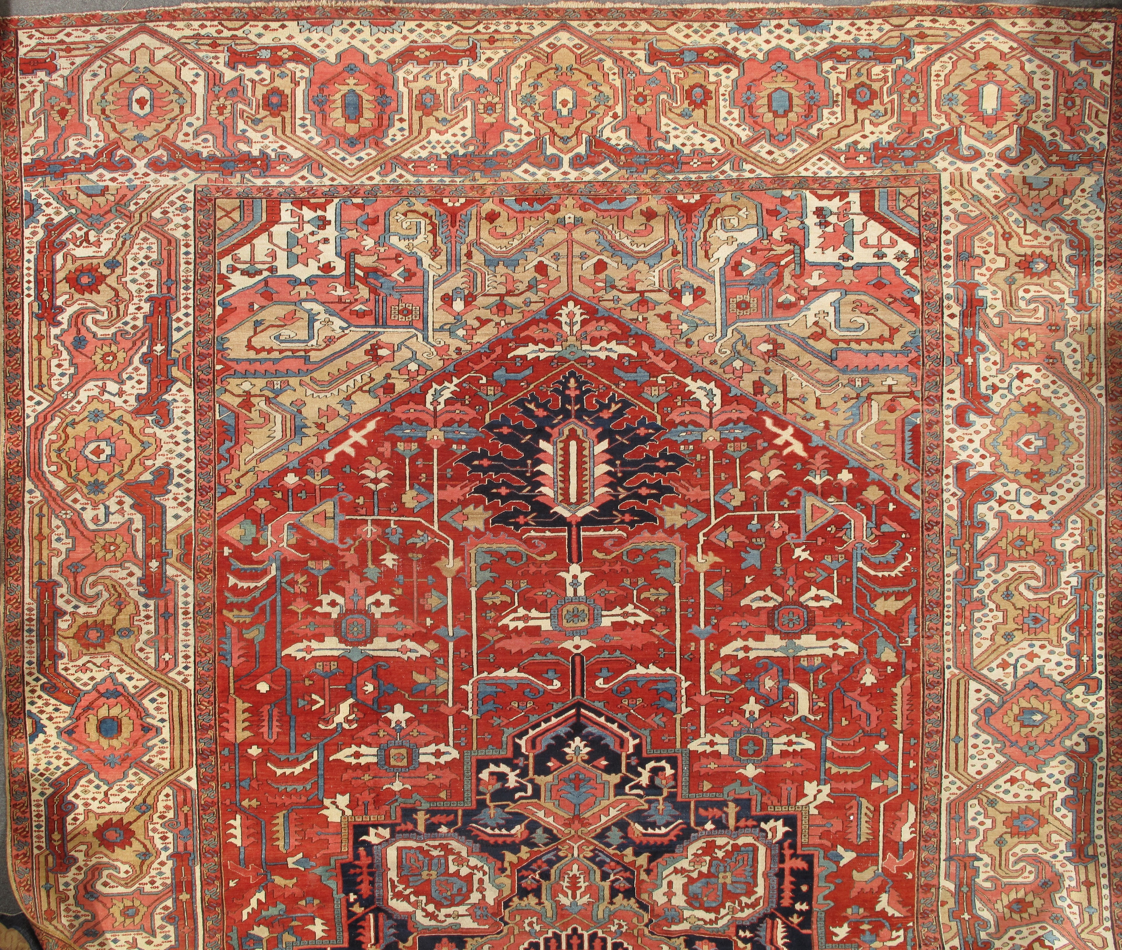ANTIQUE HERIZ SERAPI CARPET